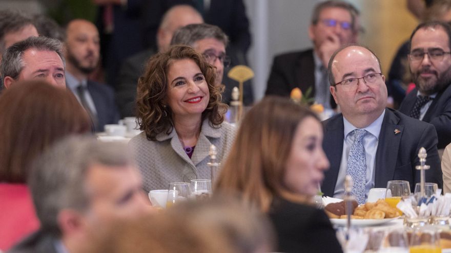 María Jesús Montero junto a Miquel Iceta.