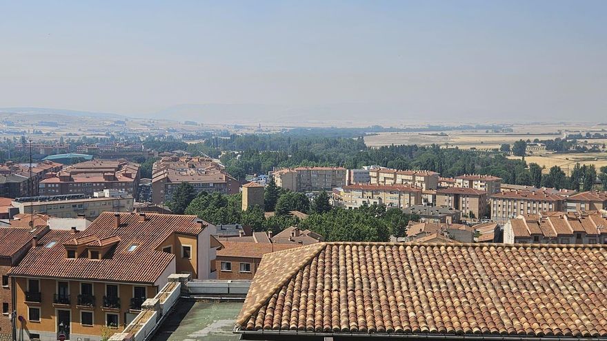 La nube de humo de los incendios que impide ver la sierra desde Ávila.