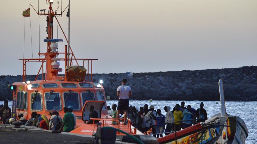 El Gobierno canario dice que 333 menores migrantes han sido trasladados de El Hierro a las islas capitalinas