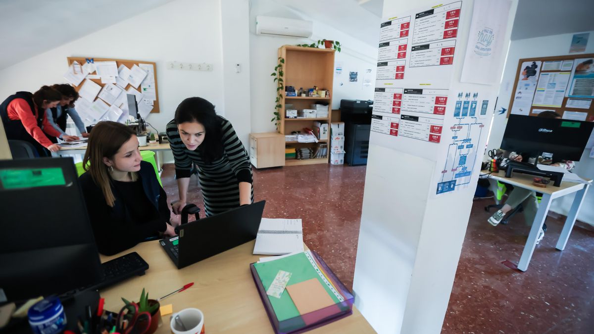 La directora del centro, Elena Orús, en las oficinas de Accem en Burbáguena