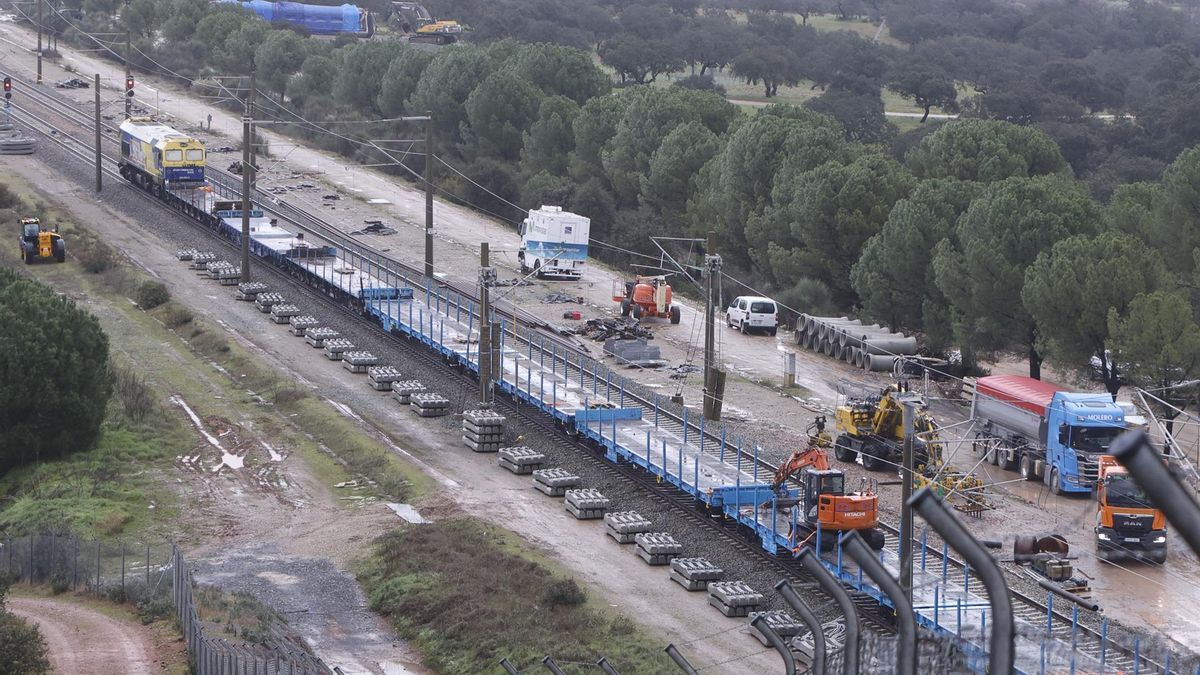 Imágenes de las obra de reparación de la vía en Adamuz tras el siniestro, a 29 de enero de 2026, en Córdoba (Andalucía, España) EP