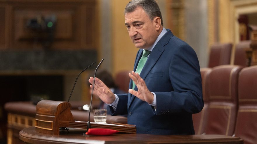 El portavoz del PNV en el Congreso, Aitor Esteban, interviene durante una sesión extraordinaria en el Congreso de los Diputados, a 17 de julio de 2024, en Madrid (España).