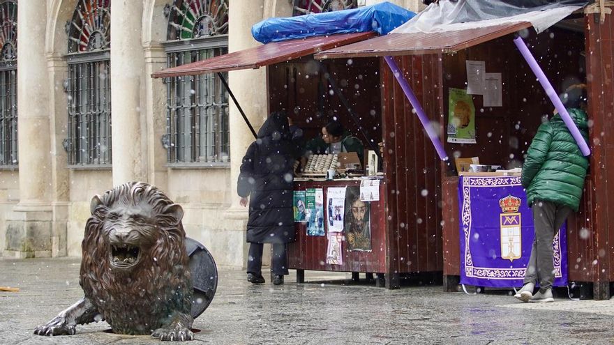 La nieve ha llegado con ganas este Miércoles Santo incluso a la capital leonesa