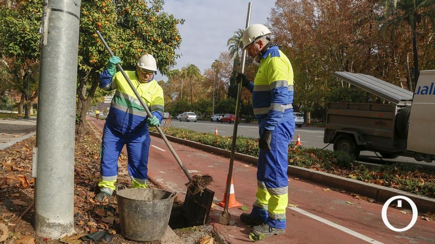 Limpieza de imbornales por parte de EMACSA