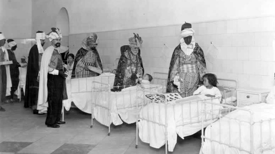 1926. Virreyes visitando a los niños enfermos de la Sala del Rosario del Hospital Central