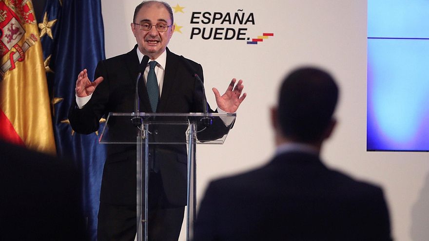 El presidente de Aragon, Javier Lambán, se dirige al presidente del Gobierno, Pedro Sánchez, durante la presentación en Zaragoza el plan del Ejecutivo para la recuperación de la economía española. EFE/Javier Cebollada