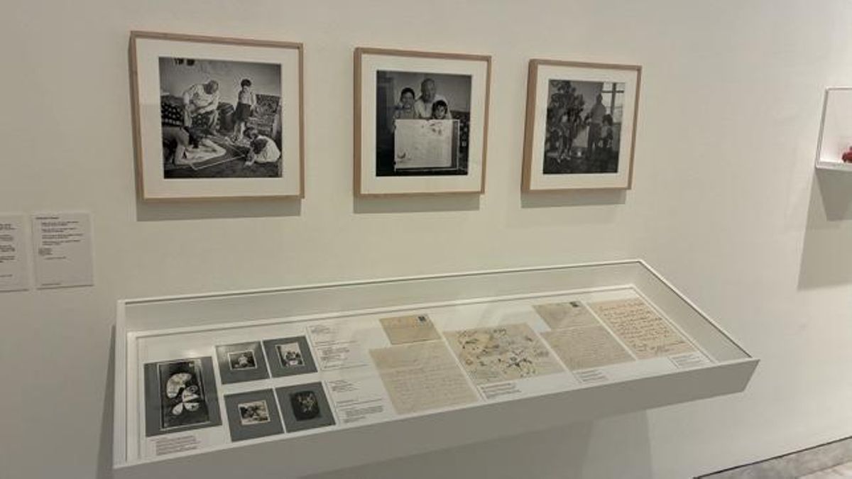 Fotografías de Picasso con sus hijos y Françoise Gilot en la exposición 'Creixer entre dos artistes. Homenatge a Claude Picasso' en el Museu Picasso de Barcelona