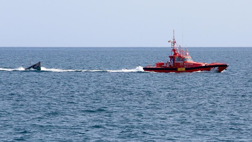 Salvamento Marítimo remolca una patera localizada al sur de Gran Canaria con ocho personas a bordo este jueves