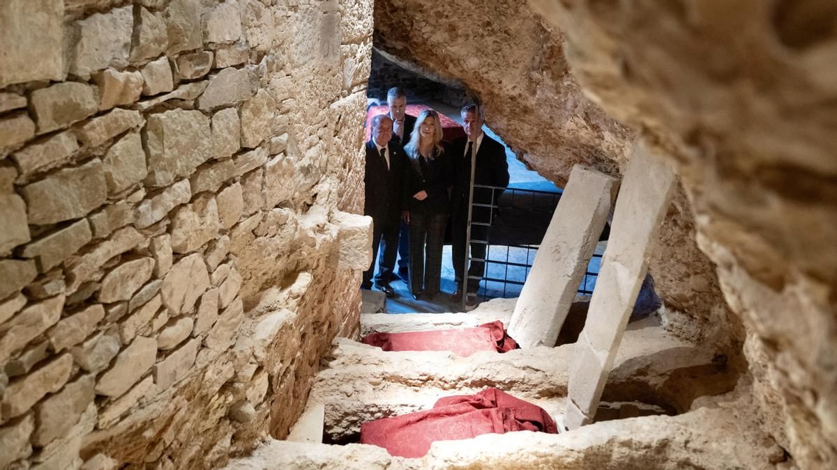 Los primeros reyes de Aragón vuelven a su hogar en San Juan de la Peña: 74 días de 'exilio' por el incendio de Riglos