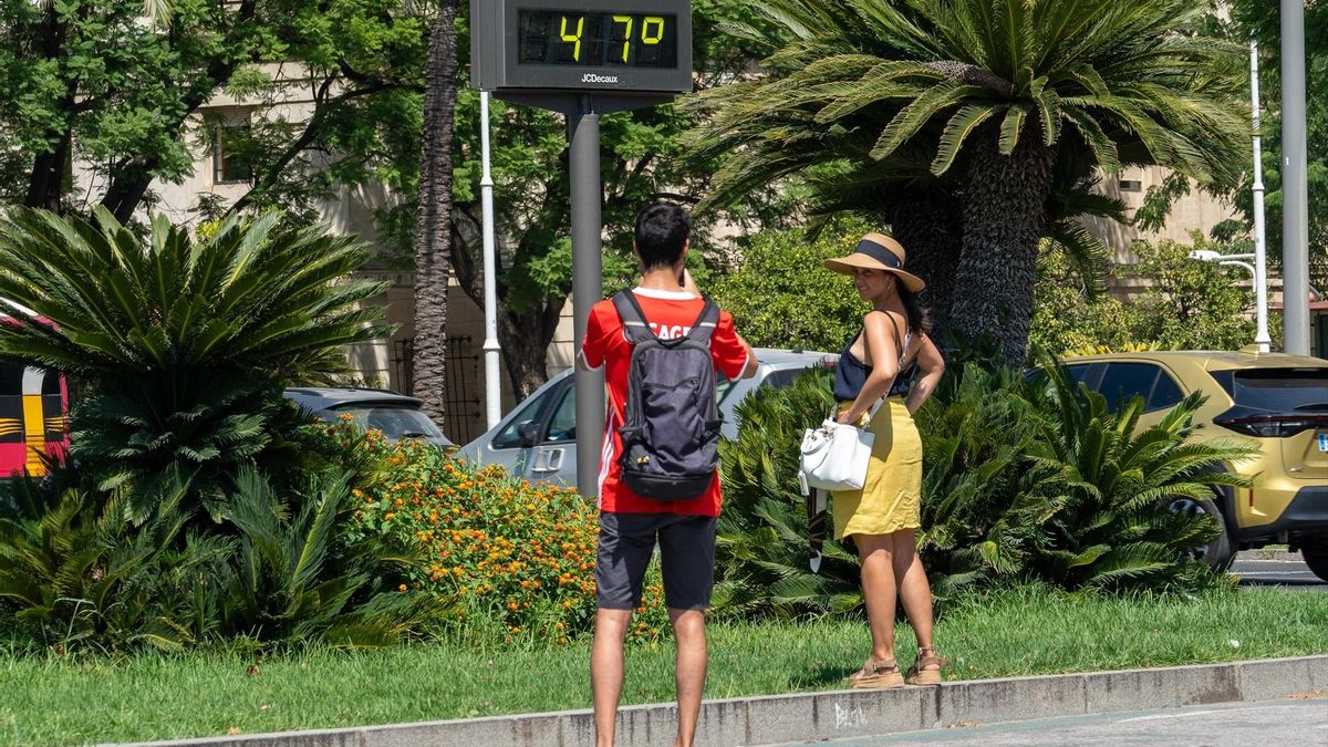 Turistas en Sevilla, durante una de calor, en una imagen de archivo | Europa Press