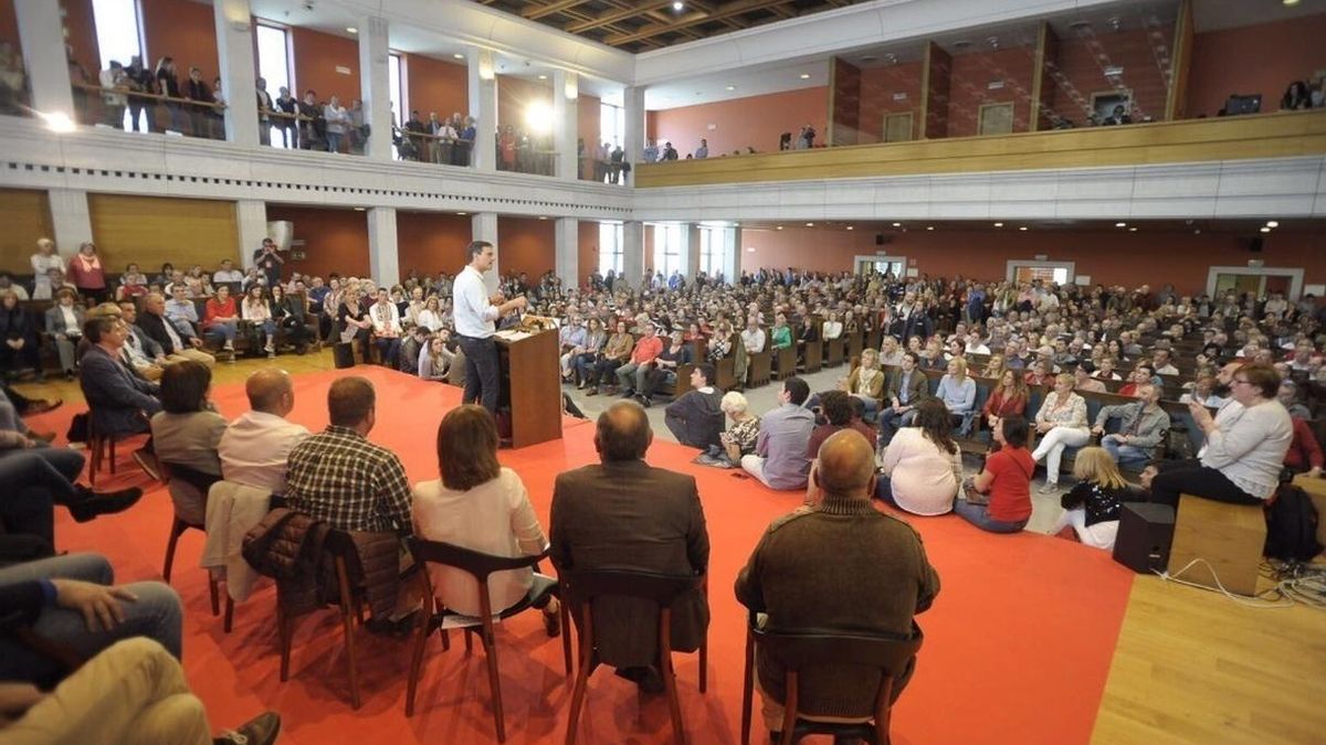 Cerca de mil personas han llenado el Paraninfo de la Universidad de Cantabria para ver a Pedro Sánchez.
