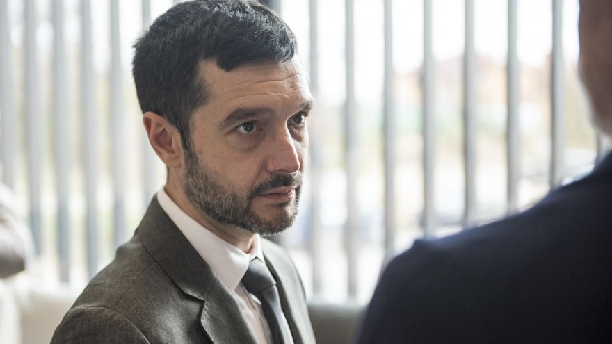 El ministro Pablo Bustinduy durante su visita el Centro Integral de Rehabilitación de Enfermos Neurológicos Crónicos en La Roda, Albacete.