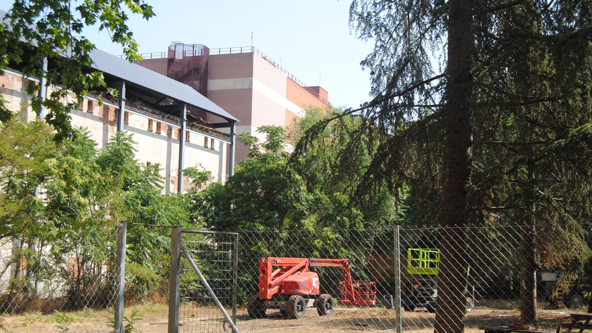 El que fue el patio de la prisión con máquinas de trabajo y una estructura de metal que evita el colapso de las paredes tras el derrumbamiento del techo. Al fondo, el Archivo General de la Administración.