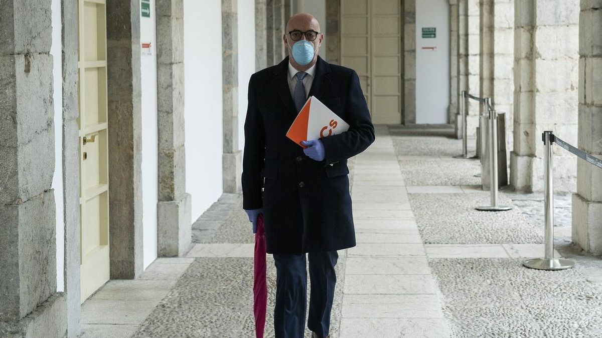 Félix Álvarez a su llegada al Parlamento. | JOAQUÍN GÓMEZ SASTRE