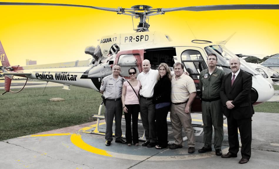 Leslie R. Backschies, segunda por la izquierda, y otros cuatro agentes del FBI visitaron el Grupo de Radiopatrulla Aérea de la Policía Militar del Estado de São Paulo (GRPAe)