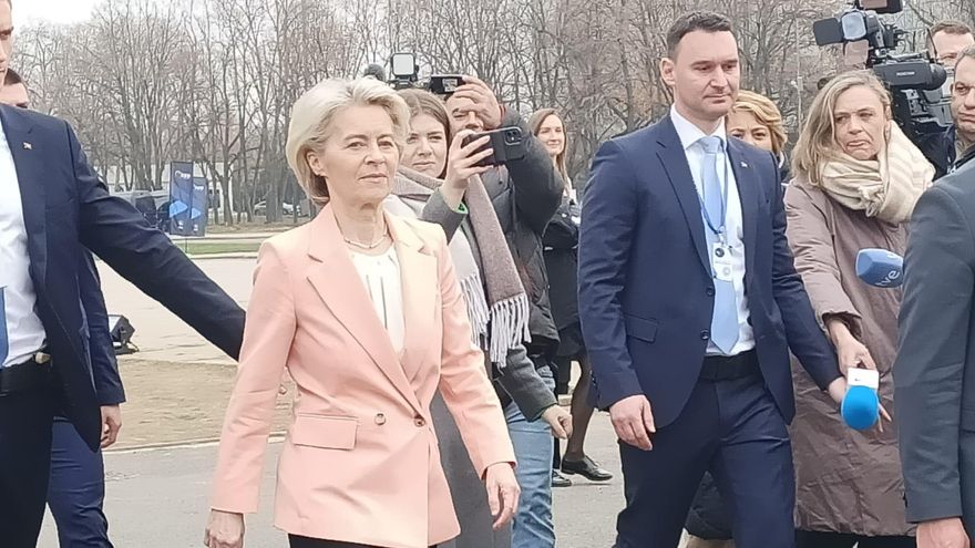 La presidenta de la Comisión Europea, Ursula von der Leyen, llega al Congreso del PPE en Bucasrest (Rumanía).