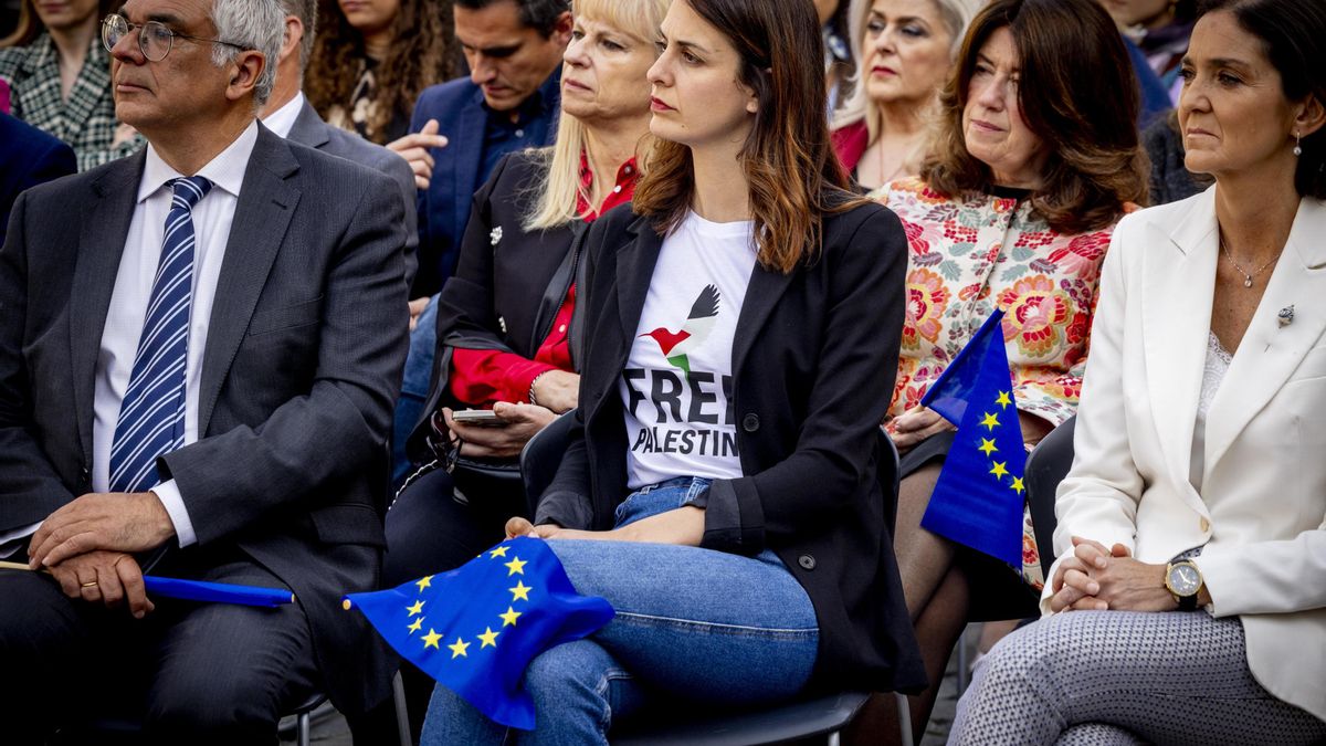 Archivo - La portavoz de Más Madrid en el Ayuntamiento, Rita Maestre, ha mostrado su rechazo a la guerra con una camiseta por una Palestina libre