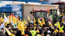 Agricultores convocados por los sindicatos agrarios durante una concentración para protestar por los precios del sector en la Plataforma Logística de Zaragoza Plaza