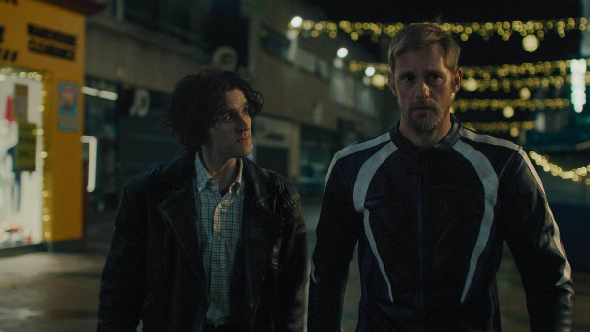 Harry Melling junto a Alexander Skarsgard en 'Pillion'