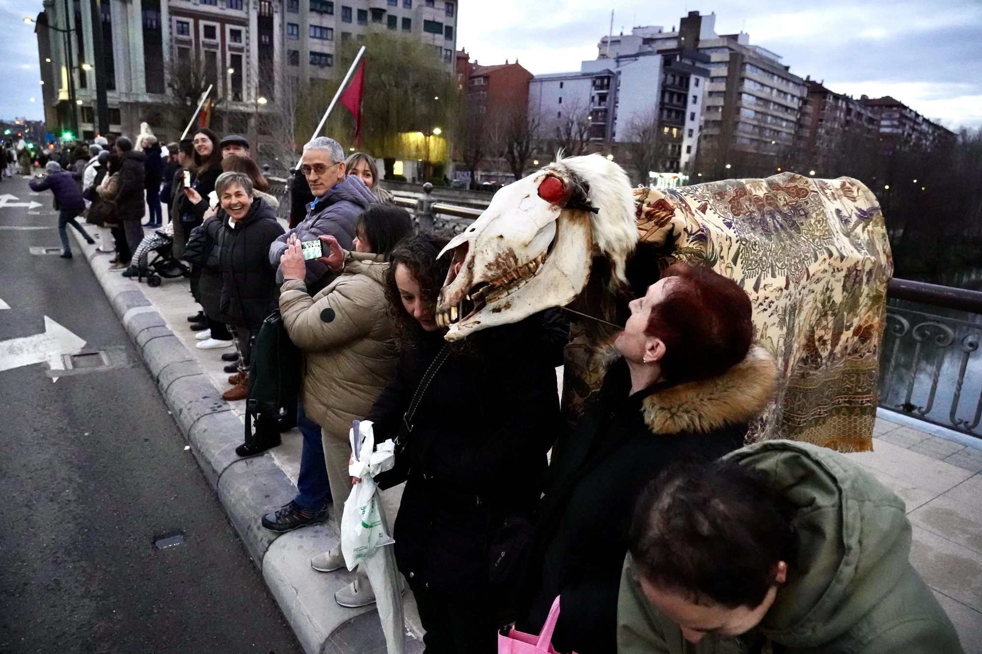 Los antruejos de los pueblos pusieron patas arriba a León capital
