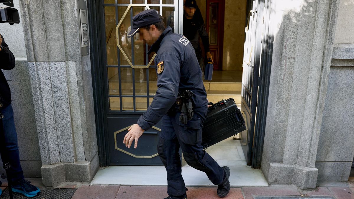 El juez sitúa el origen de la trama corrupta que "dirige" Zapatero en una reunión de Plus Ultra en Transportes para el rescate