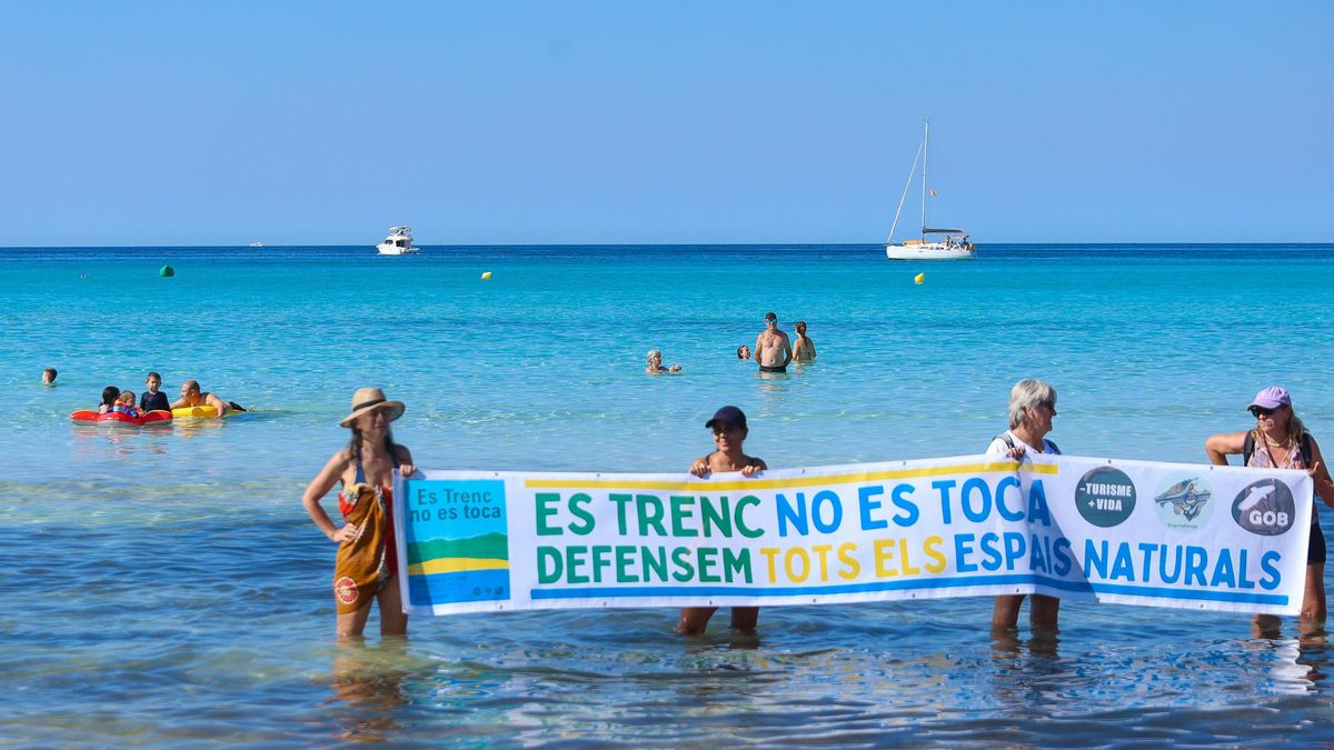 En la pancarta puede leerse: "Es Trenc no se toca. Defendamos todos los espacios naturales"