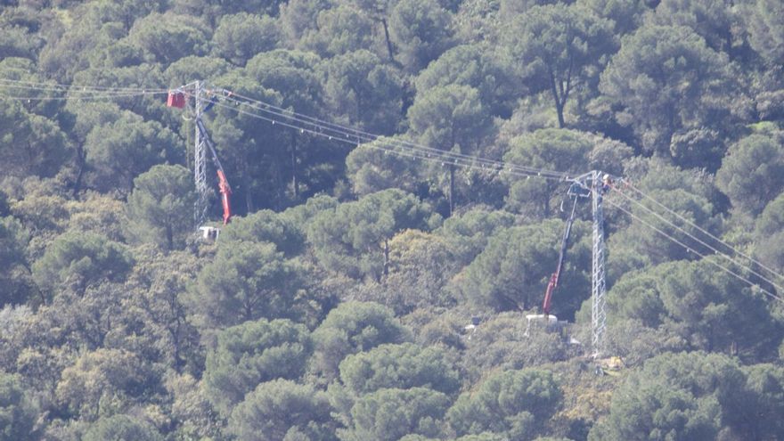 Trabajos de sustitución del tendido eléctrico en una imagen de Ecologistas en Acción