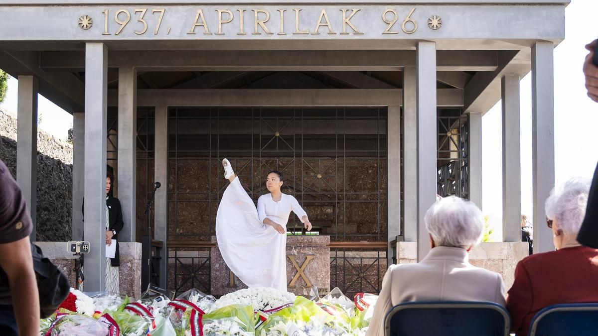 Gernika recuerda 89 años después a las víctimas del bombardeo con una ofrenda floral y misa en el cementerio de Zallo