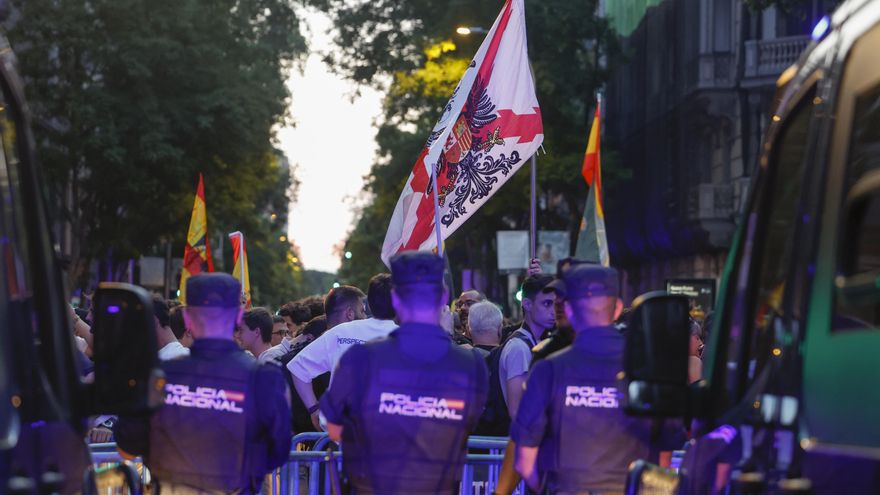 Cientos de personas piden la dimisión de Sánchez en Ferraz tras el informe de la UCO