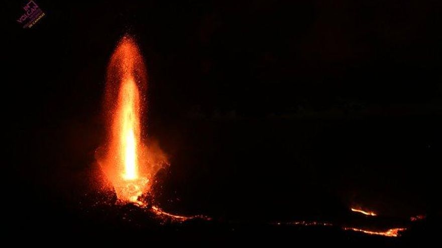 El volcán de La Palma cumple 75 días con "importantes desbordes la lava" en las últimas horas
