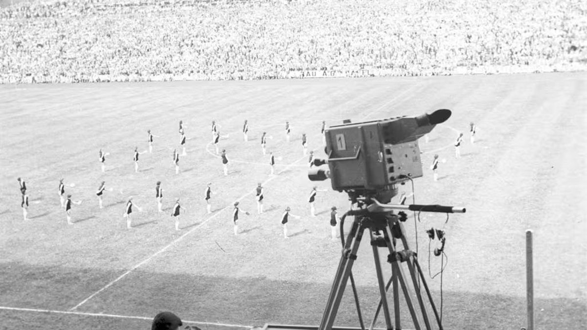Una cámara de televisión en la inauguración de Suiza 1954.