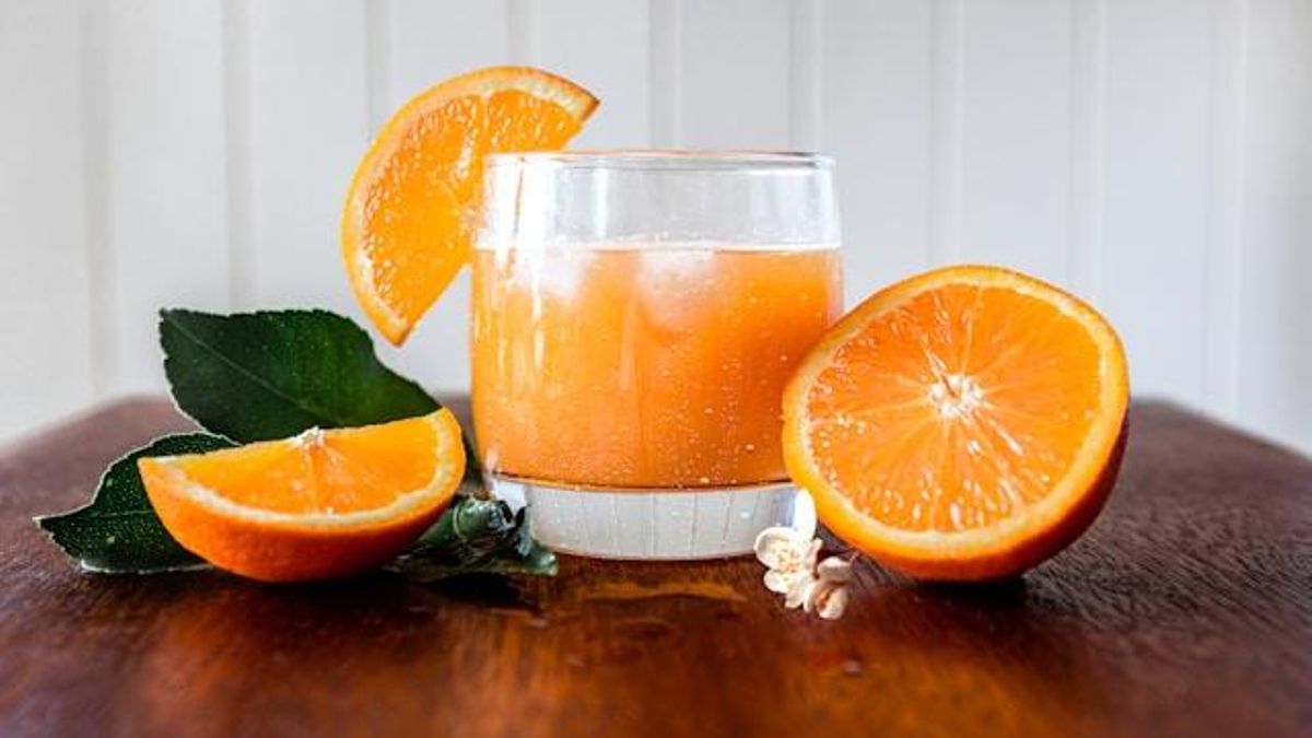 La investigación científica examina el papel del zumo de naranja en la salud intestinal