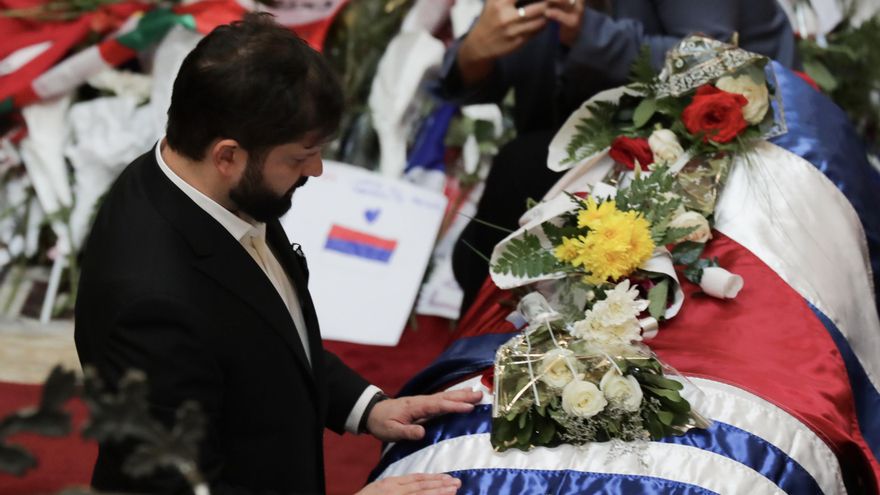 Gabriel Boric se despide de Mujica en su velatorio en el Palacio Legislativo de Montevideo