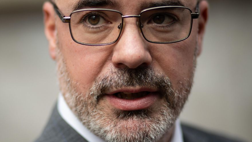 El delegado del Gobierno en la Comunidad de Madrid, Francisco Martín, asiste al minuto de silencio por el asesinato de una menor de 5 años por presunta violencia vicaria en la provincia de Murcia el pasado 1 de abril, en la Delegación del Gobierno, a 4 de