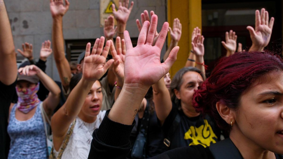 Vecinos y activistas de la plataforma ciudadana Derecho al Techo se manifiestan en apoyo a los afectados antes de conocer la decisión. EFE/Ángel Medina G.
