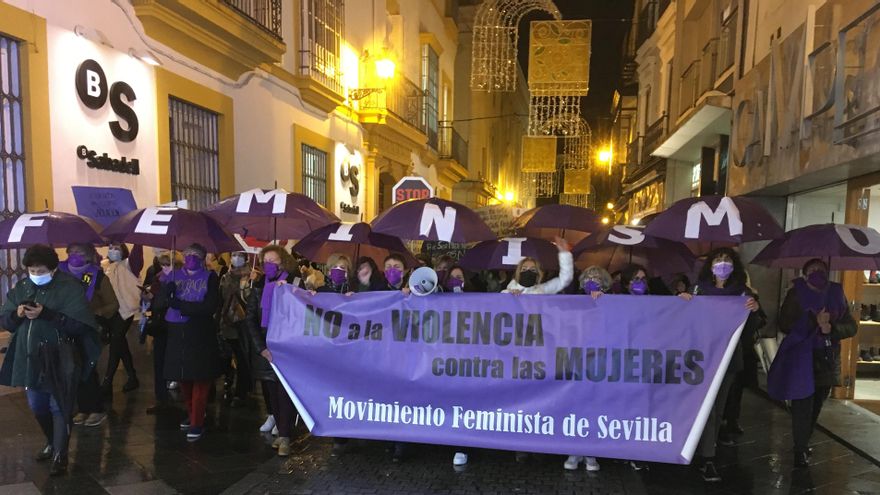 Cabecera de la manifestación a su paso por la céntrica calle Tetuán.