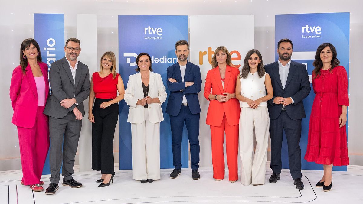 Jon Ariztimuño junto a los rostros de los Telediarios de RTVE