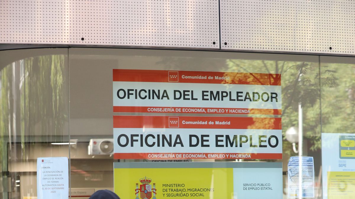 Un joven pasa delante de una oficina de empleo