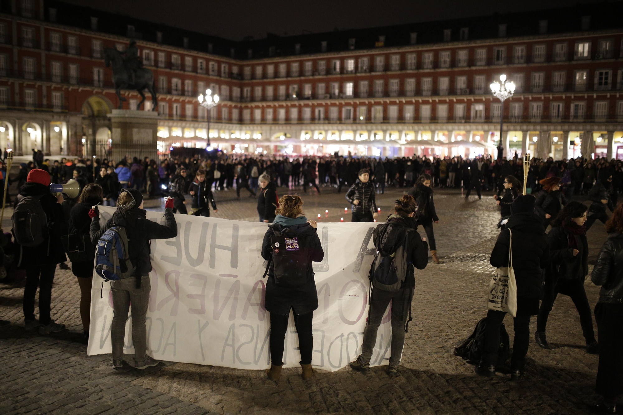 Manifestantes feministas en la Plaza Mayor de Madrid