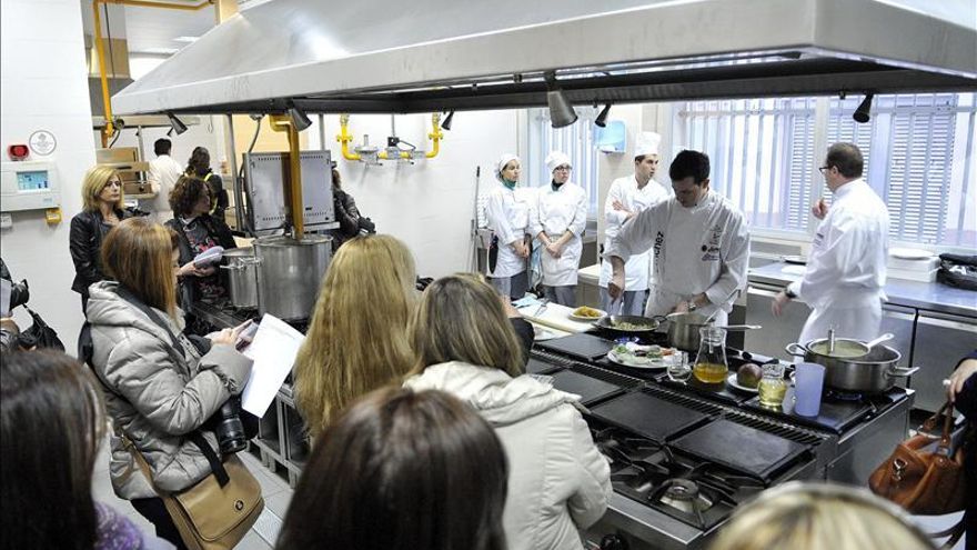 Un grupo de cocineros muestra los secretos de la gastronomía andaluza en unas clases solidarias