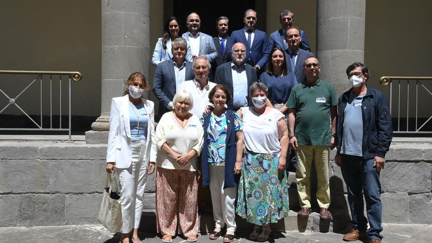 Representantes de la Iniciativa Popular por la protección del arbolado con diputados del Parlamento.