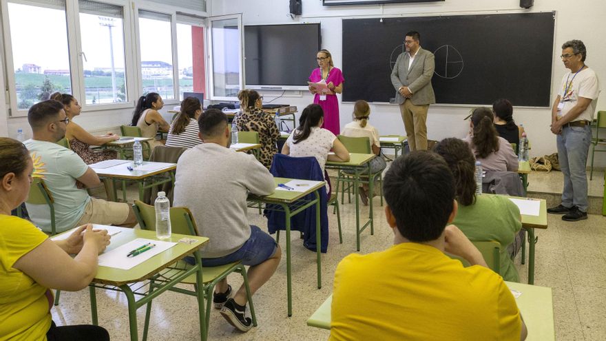 El director general de Personal Docente, Alberto Hontañón, en el inicio de las pruebas de oposiciones al Cuerpo de Maestros