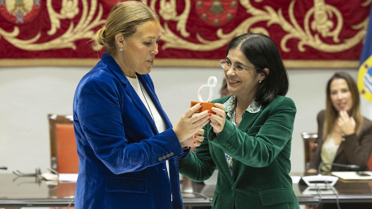 La alcaldesa de Las Palmas de Gran Canaria, Carolina Darias (d), y la presidenta del Parlamento de Canarias, Astrid Pérez (i), durante el acto de presentación de la ciudad como Capital Europea de la Cultura 2031.