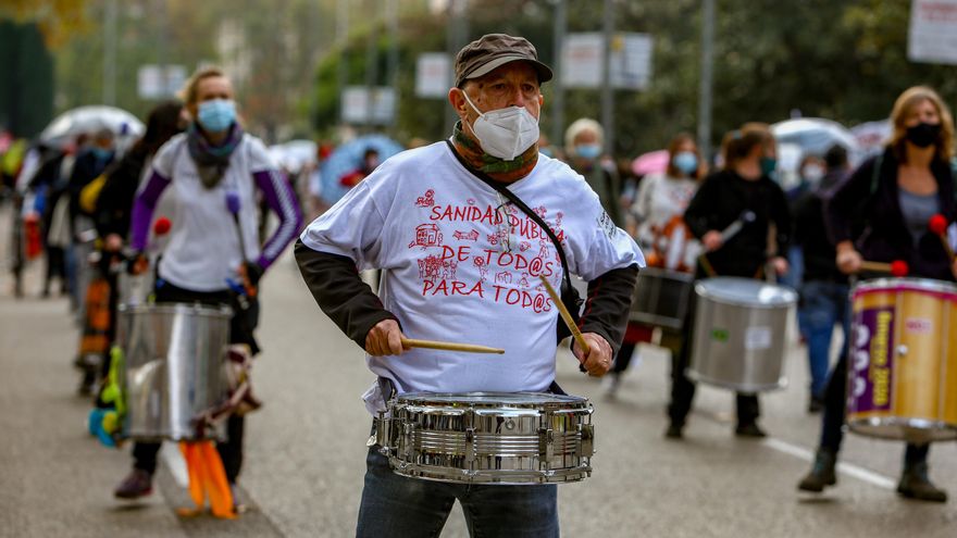 Uno de los asistentes a la marcha organizada por la Marea Blanca el 29 de noviembre de 2020 en Madrid