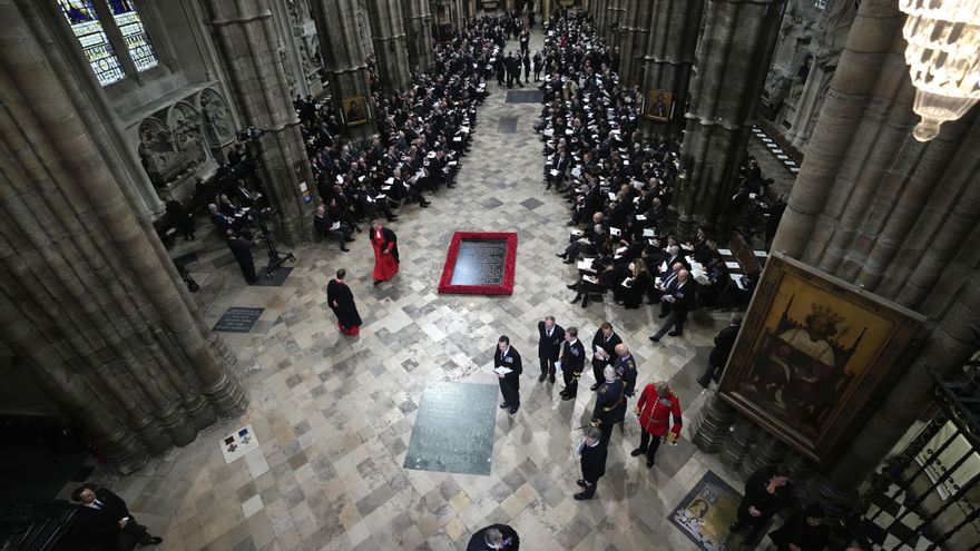 Invitados y oficiales comienzan a ocupar sus lugares antes del servicio fúnebre de la reina Isabel II en la Abadía de Westminster en el centro de Londres, el lunes 19 de septiembre de 2022.