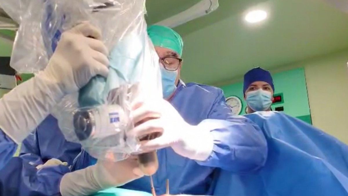 Un momento de la intervención realizada en el Hospital Clínico 'Lozano Blesa' de Zaragoza.