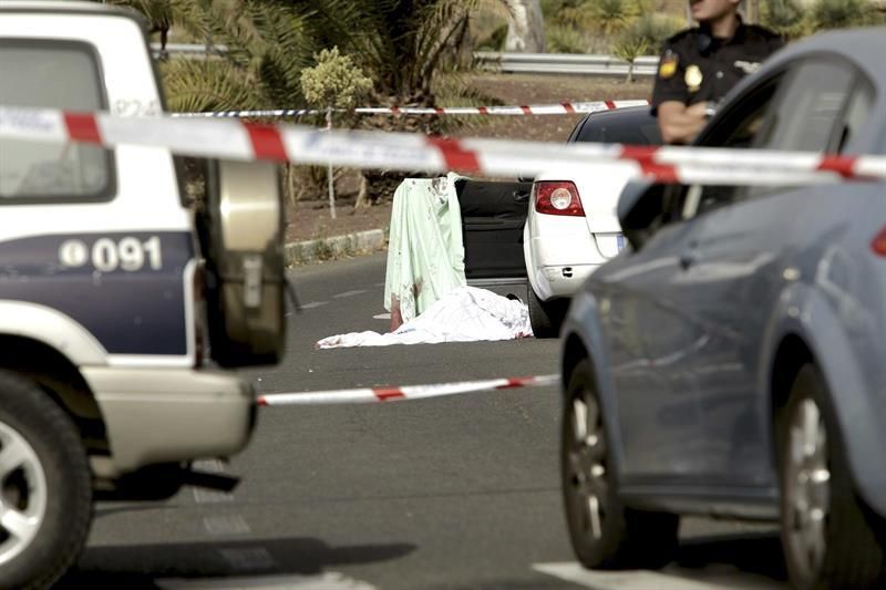 Cuerpo del hombre fallecido por los disparos. (EFE/Ángel Medina G.)