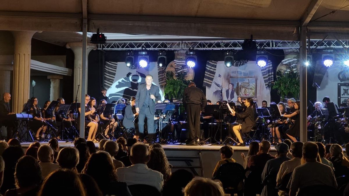 Abubukaka y Cristina Ramos con la Banda Municipal  Tabladitos actúan en Barlovento