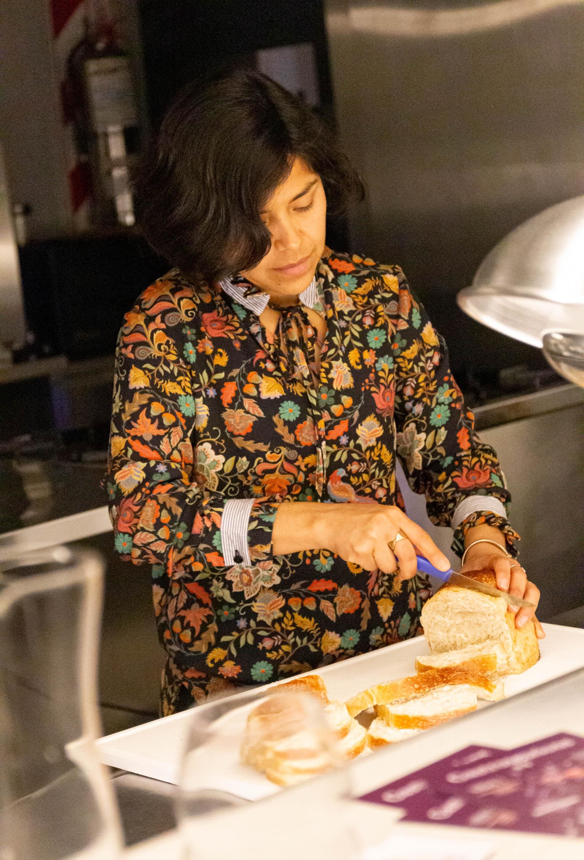 Entre ollas, platos y turnos extensos, las mujeres lidian con jornadas intensas y un entorno laboral hostil