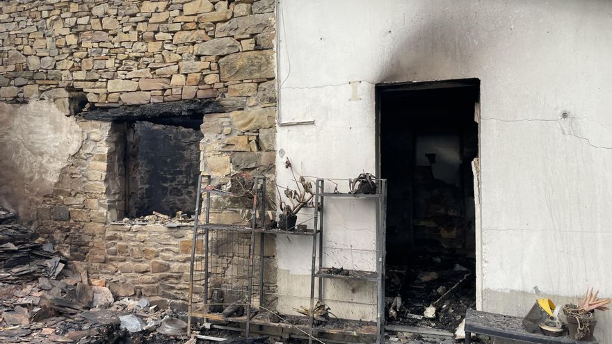 Casa calcinada en Mouruso (Valdés) donde reside María García